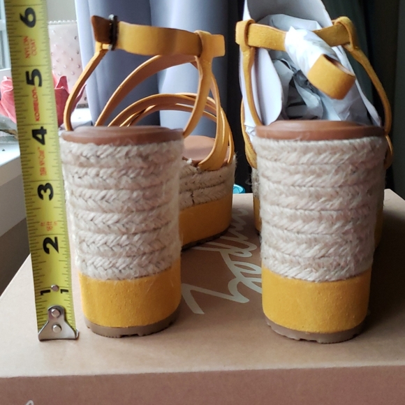 NIB Yellow Zodiac Yolanda wedge sandal - Picture 6 of 12